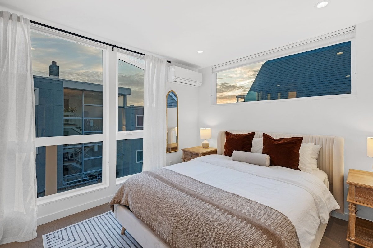 Upscale Seattle Escape |Stunning Skyline View gallery image 5