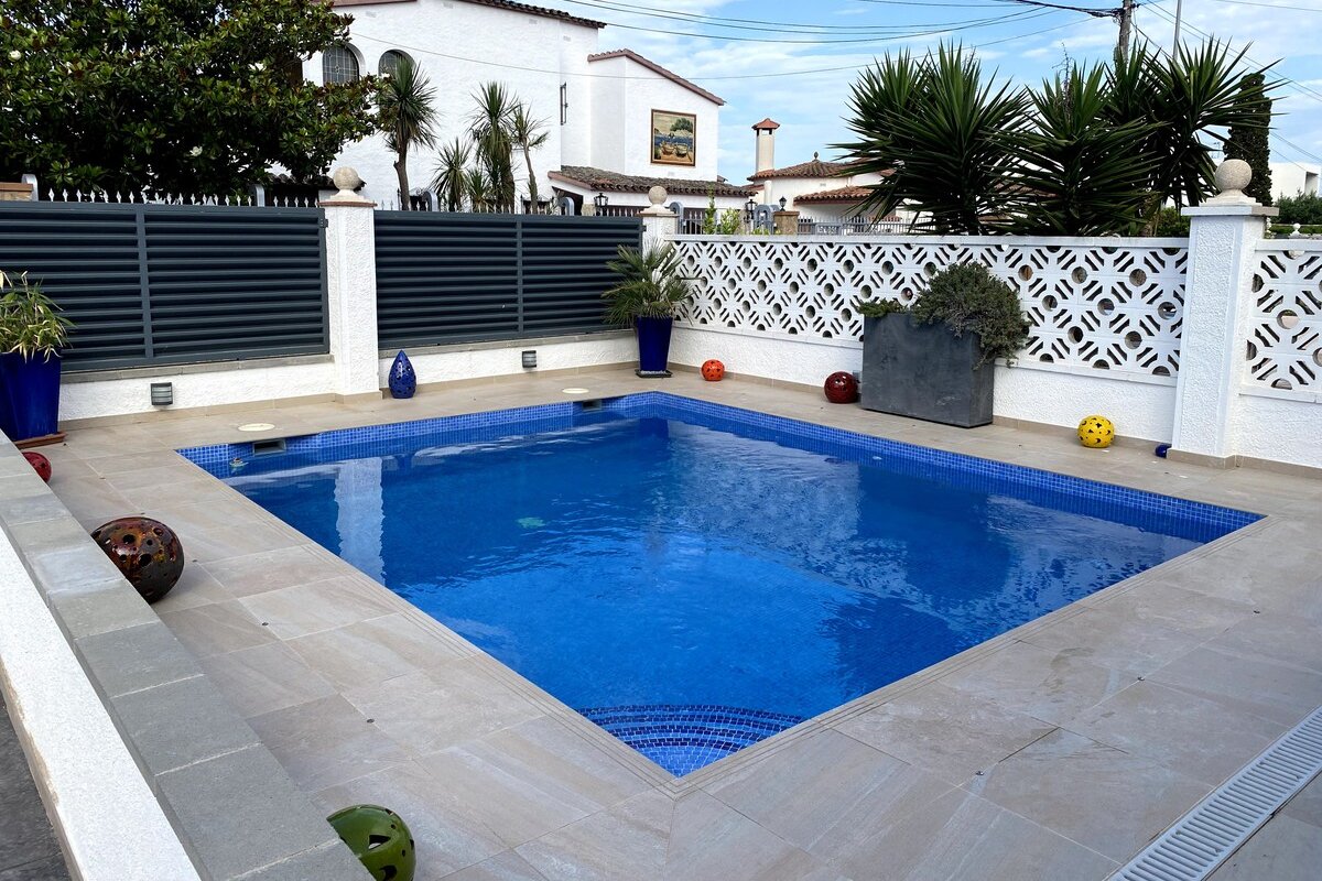 Jolie maison avec sa piscine privée WIFI gallery image 4