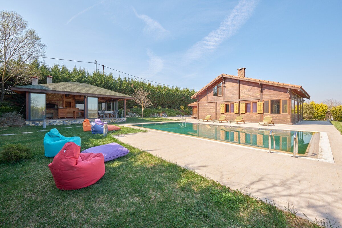 Spacious Exclusive Villa Private Pool & Garden gallery image 5