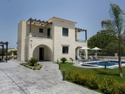 Villa 200m to Beach & Amenities w/Pool, Sauna, BBQ