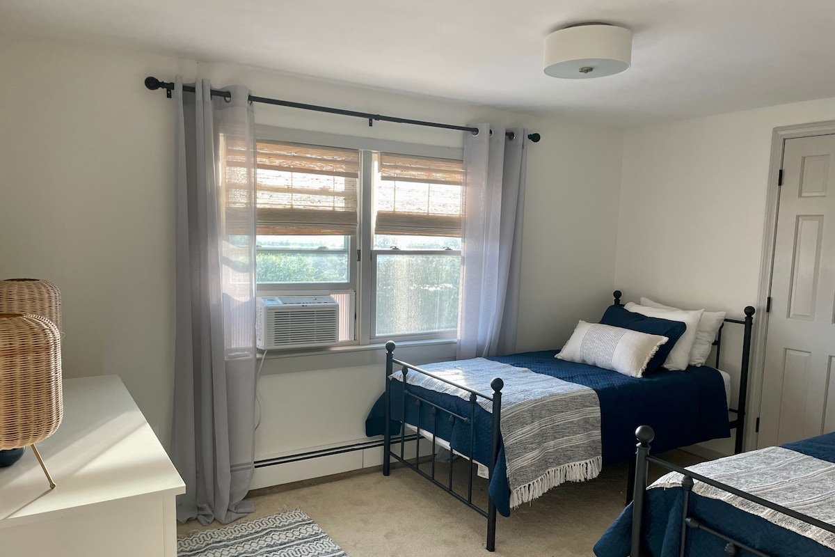 Bright 4 Bdrm Beach Cottage, Close to Town gallery image 5