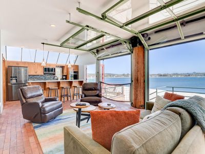 Bay Front, Roll Up Glass Walls, Roof deck Jacuzzi!