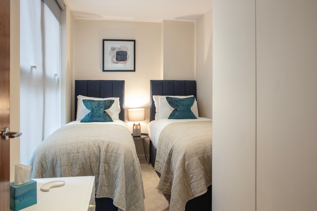 Westminster Stylish Two Bed Two Bath with Air-Con gallery image 4
