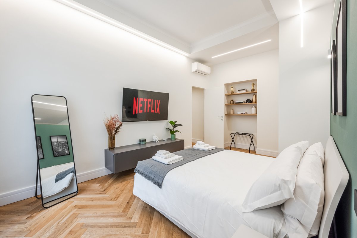 Space and Design: 3-Room Apt 1 Min from Cadorna