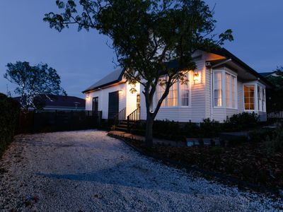 Stylish home with outdoor hot tub close to Hobart