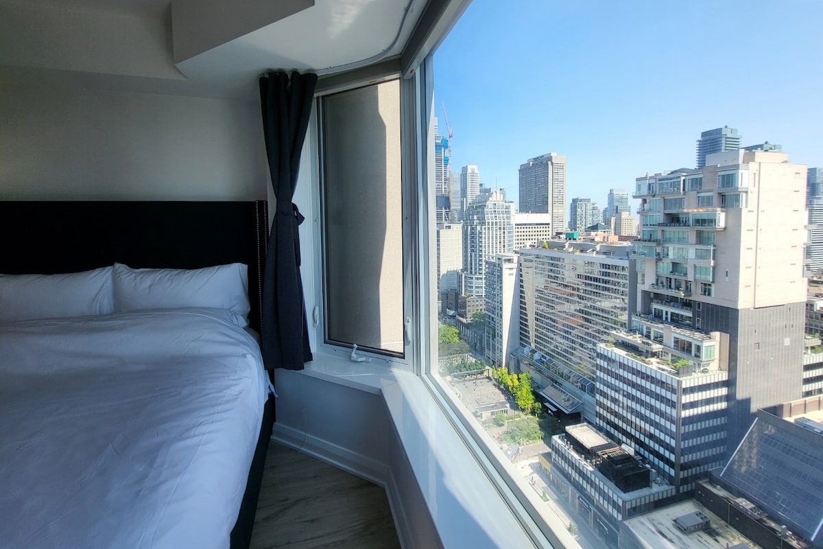 Modern 2BR/2BA Yorkville Condo | Walk Everywhere gallery image 5