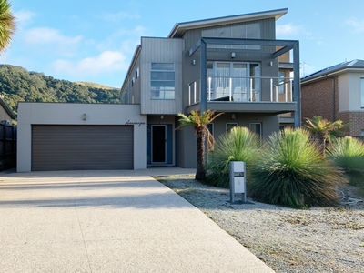 Large Spacious Home. 5 Bdrm Home Near Beach