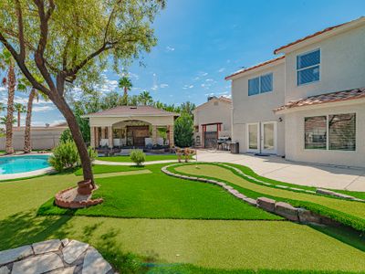 4K Beds, 3.5mi to strip! Pool wHeat/Mini Golf&Bbq!