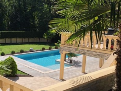 Villa devant la forêt