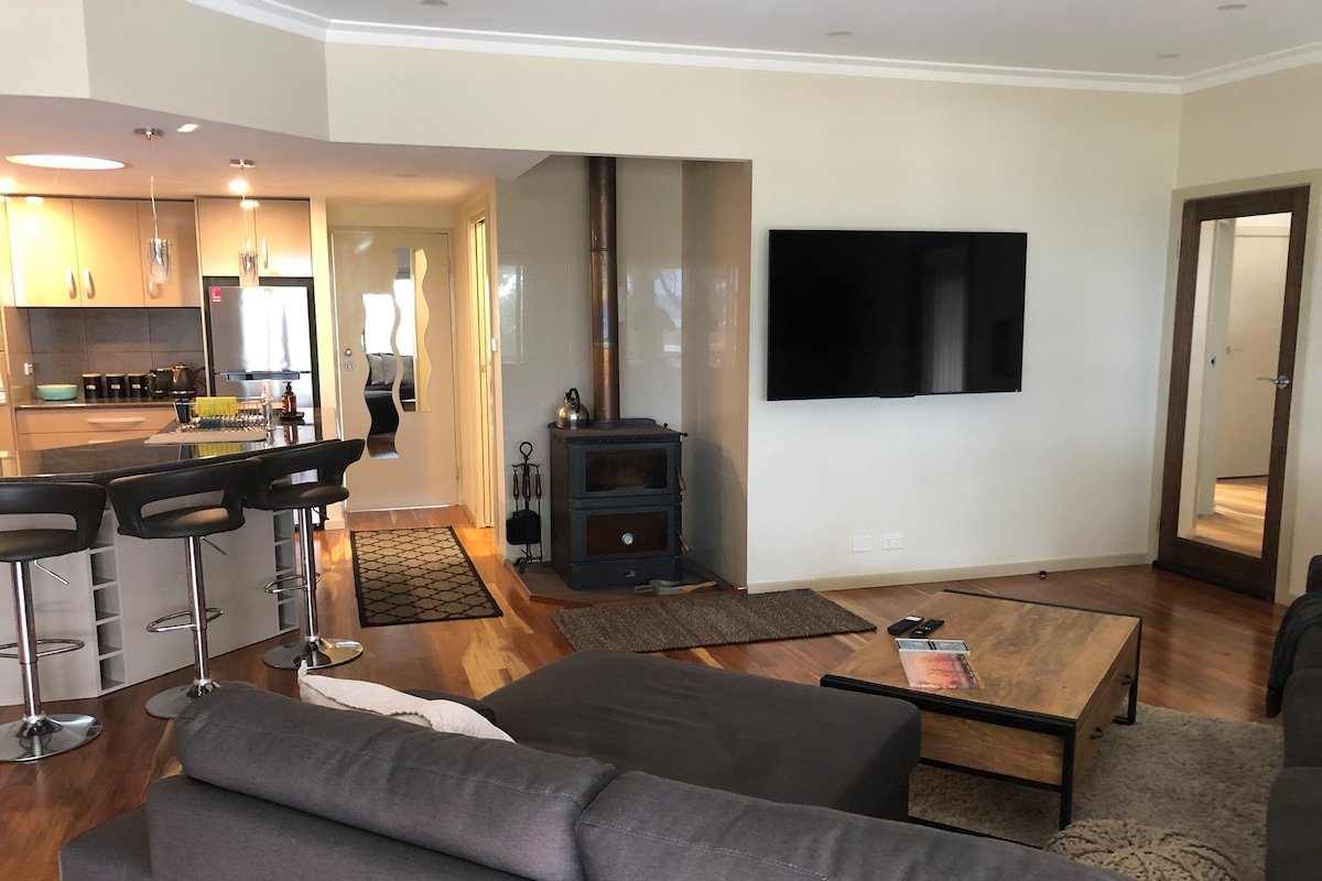 The Lake Retreat – 5 Beds, 2 Bathrooms gallery image 4