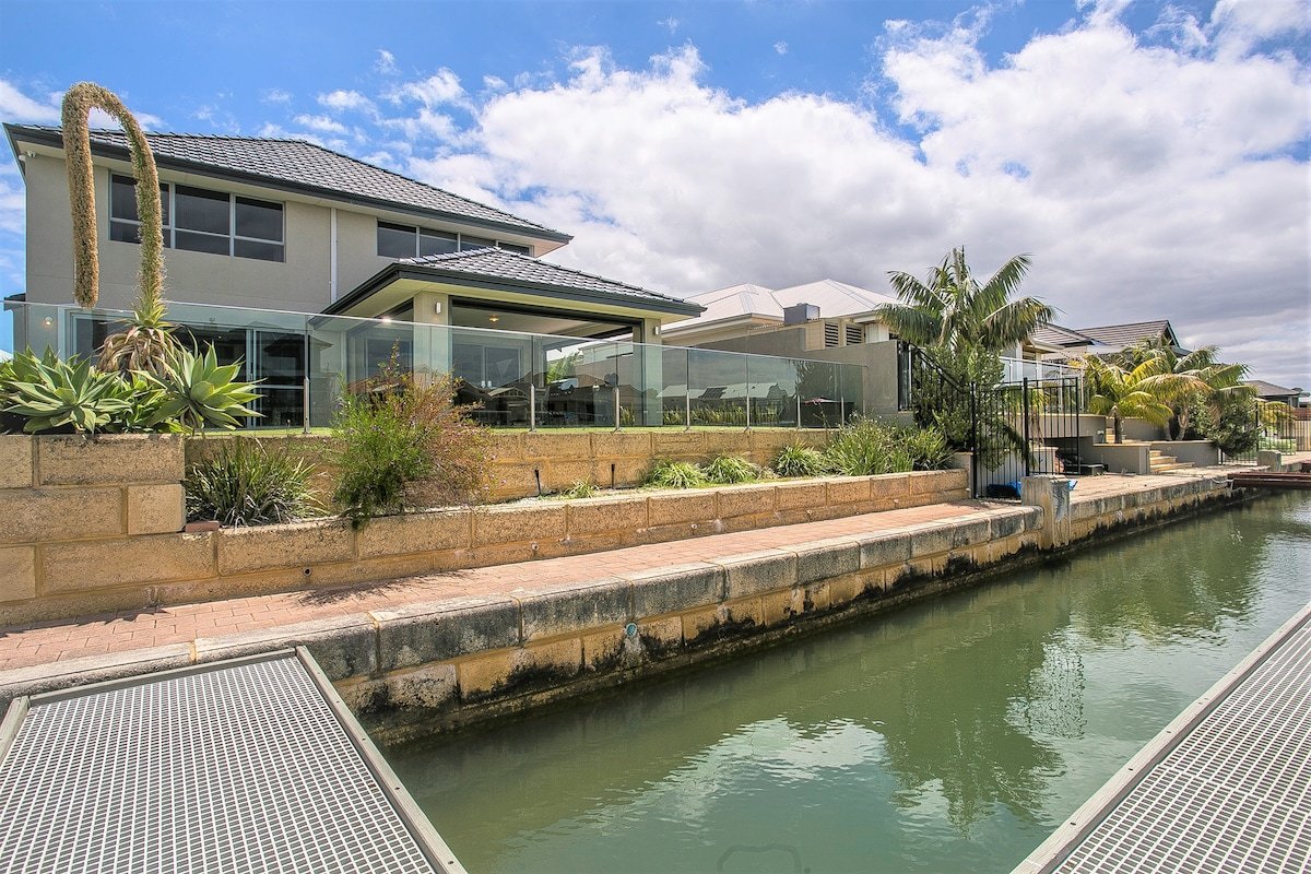 “Chillax House” – Canals, Jetty, and Family Friendly – Sleeps 14 in Luxury gallery image 4