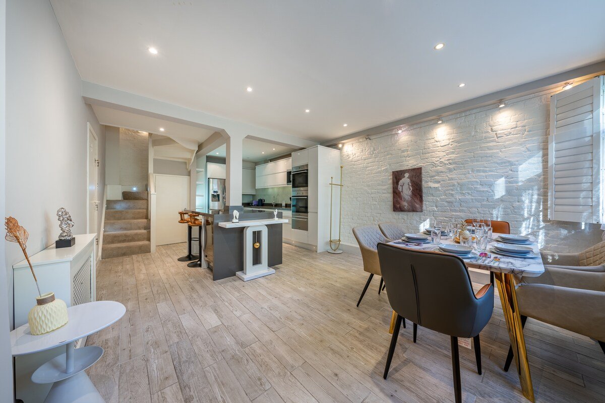 GRAND 200 SqM 3-Bedroom VILLA gallery image 4