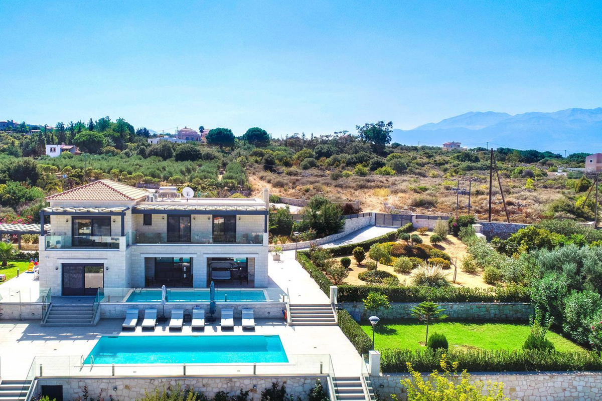 Spacious Villa w/ Eco Pool, Pickleball & Sea Views