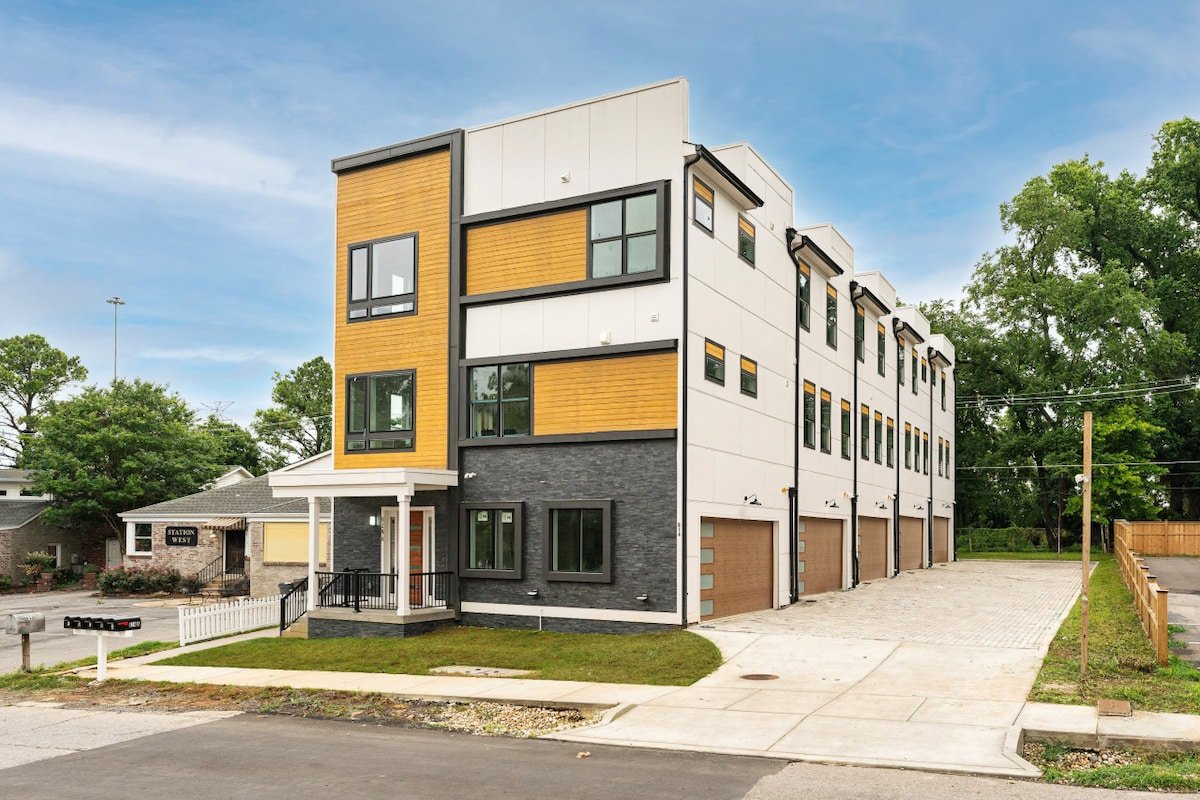 Weekend Getaway-Walk to Coffee Shop- 2 Car Garage! gallery image 3