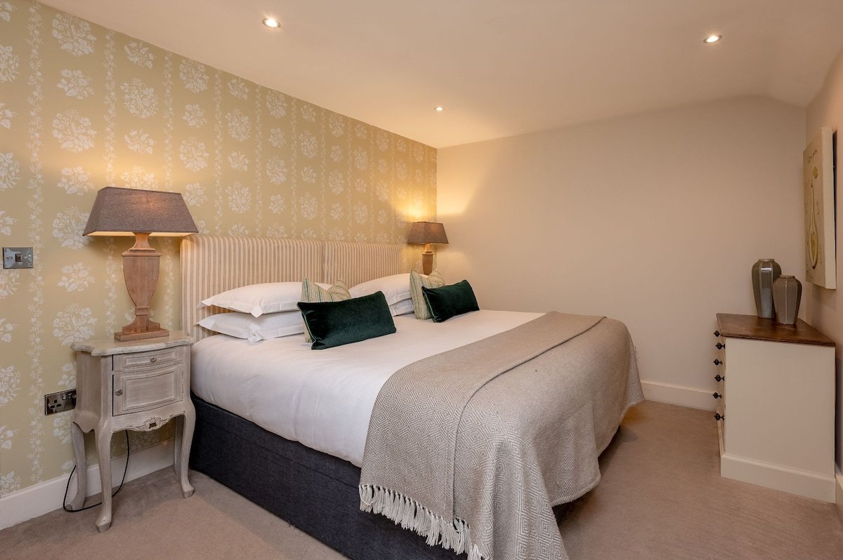 Henry | Holiday at Home gallery image 4