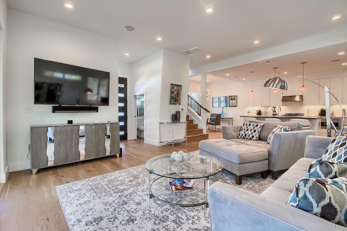 Upscale on S. Lamar- garage, gated yard w/dog door gallery image 2