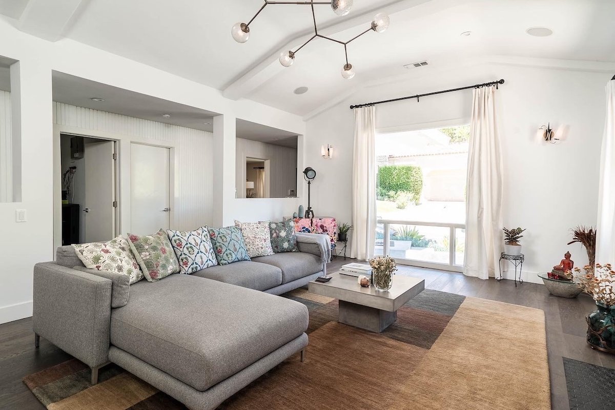 Beautiful Modern Large 2 Bed House Beverly Hills gallery image 4