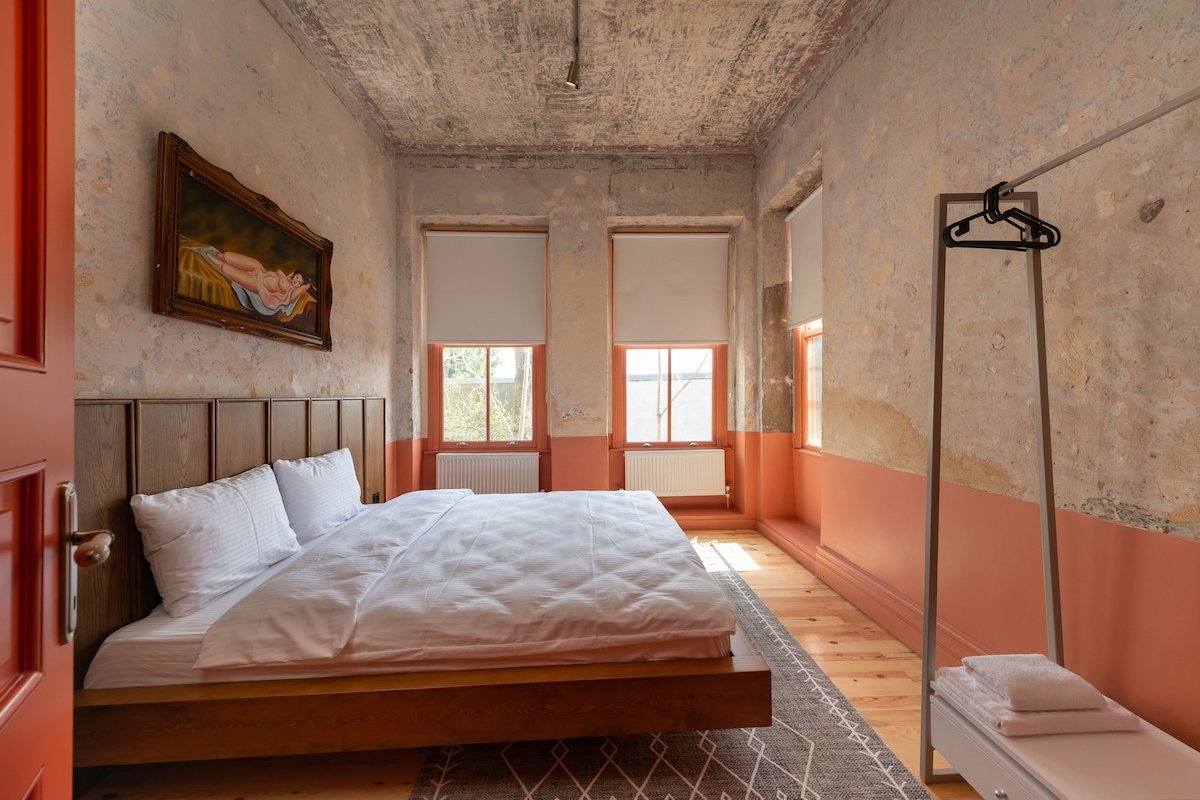 Penelope’s Loft: Just Renovated 5Br in City Centre gallery image 4