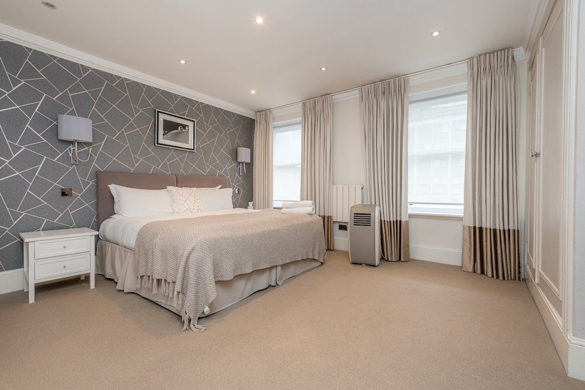 South Kensington Deluxe Two Bedroom Apartment gallery image 5