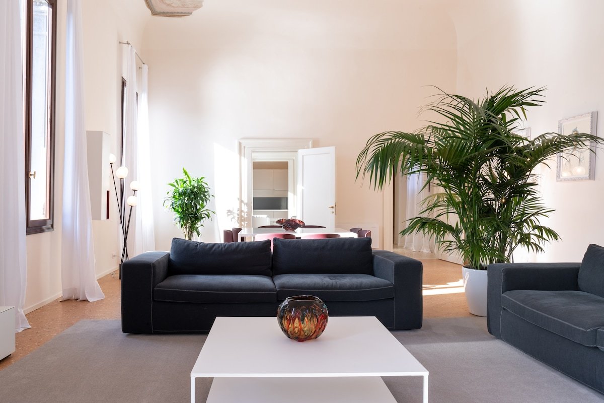 Terazier Apartment with Balcony and Canal Views gallery image 4