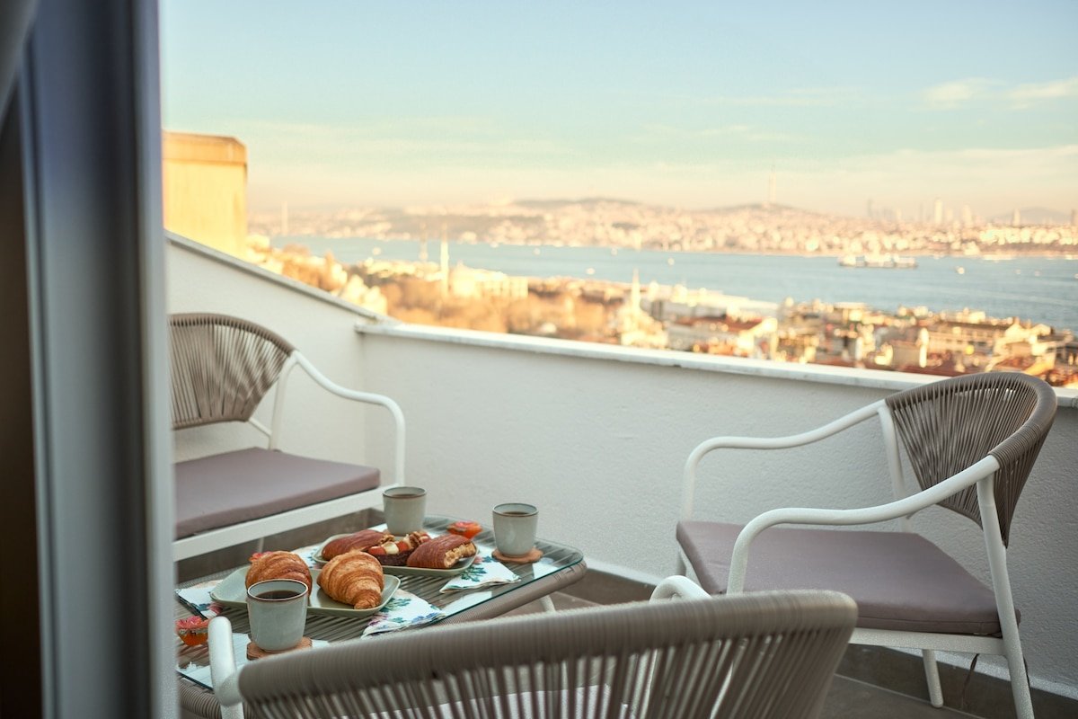 Urban Oasis: Duplex 3BR, 2BA, 2 Private Terraces gallery image 3