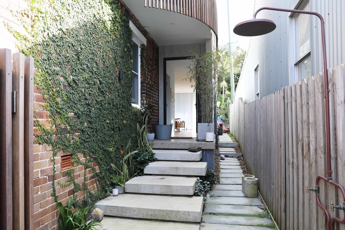 Wrapped in Clovelly – a warm 5 bedroom home gallery image 4