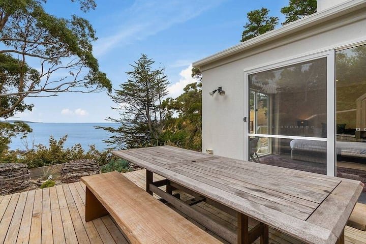 Hidden Bay Retreat 15 Min to Hobart, 5 Bed 3 Bath. gallery image 5