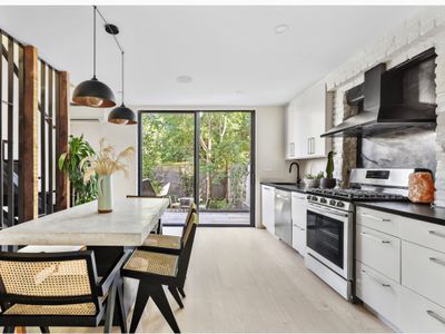 Modern 2 bedroom townhouse with garden