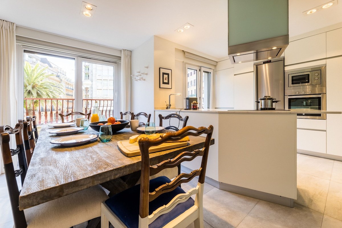La Concha Beachview by Sweet Home San Sebastian gallery image 4