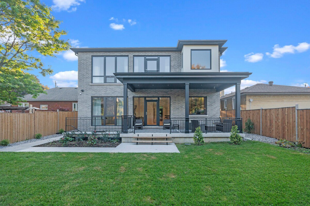 Spacious & Elegant Three Story 6 Bed Townhouse gallery image 3