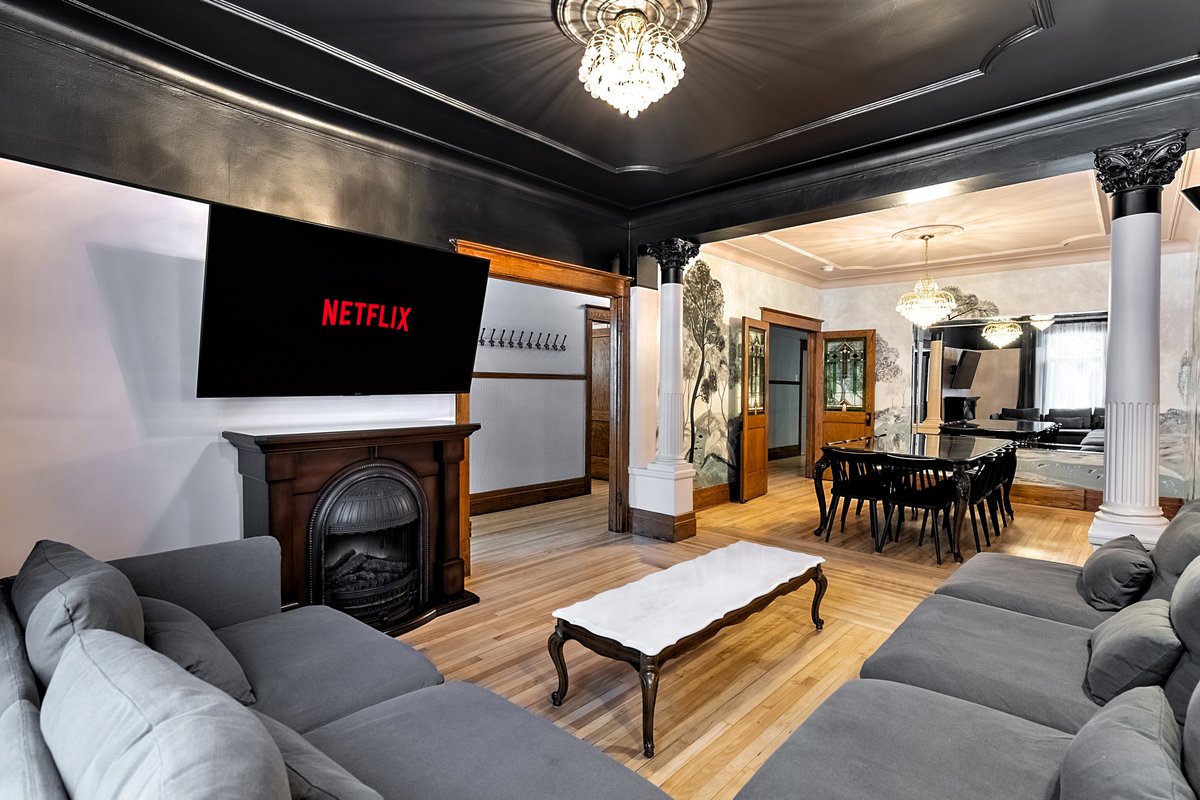 The Classic | Backyard | AC | Subway | Parking