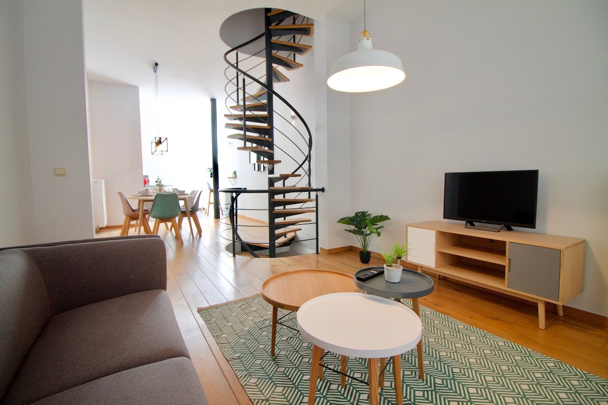 ★ Grand Place Amazing 3BR Triplex ★ Great Location gallery image 3