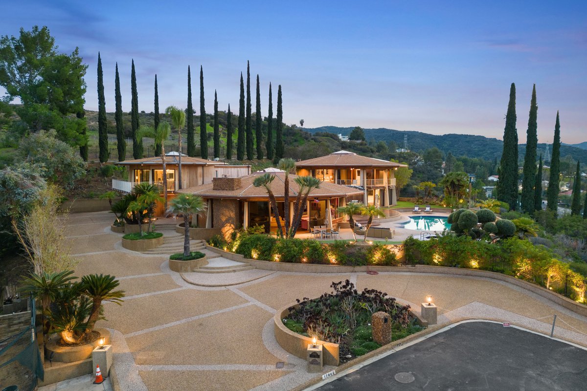 Unique Lewis-Loughrey Masterpiece w/ Surreal Views