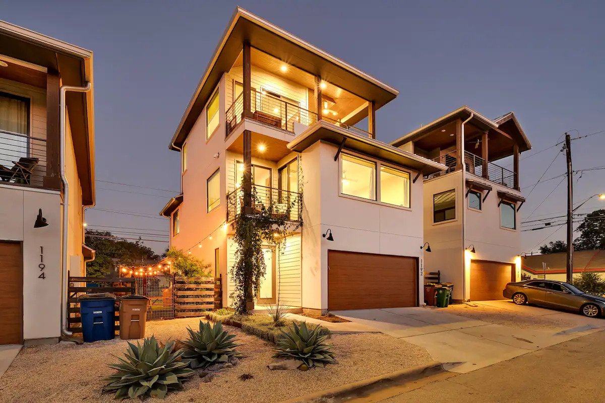 Cityscape Retreat | Sleeps 14| City Views + Grill