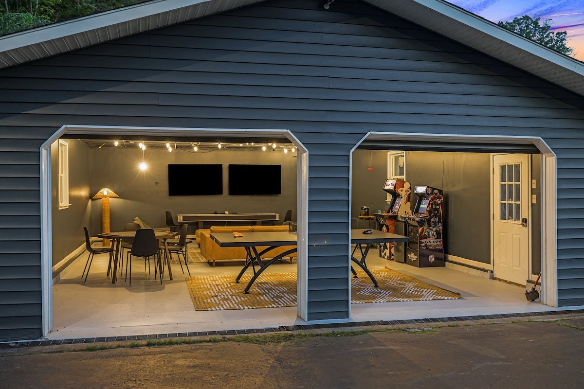 Karaoke Chalet | 2 Kitchens • Hot Tub • Sauna gallery image 3