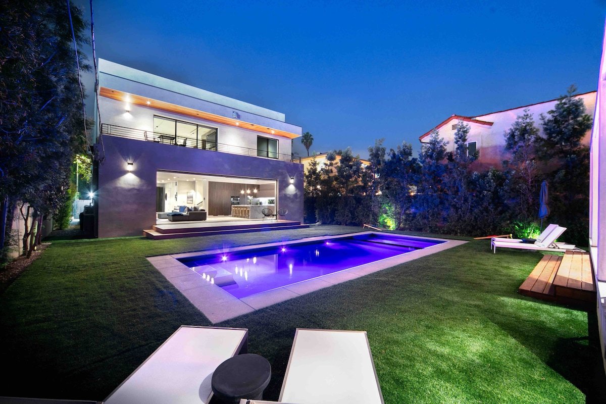 Lavish 4 Story Haven w/ Theater, Rooftop, & Suana gallery image 2