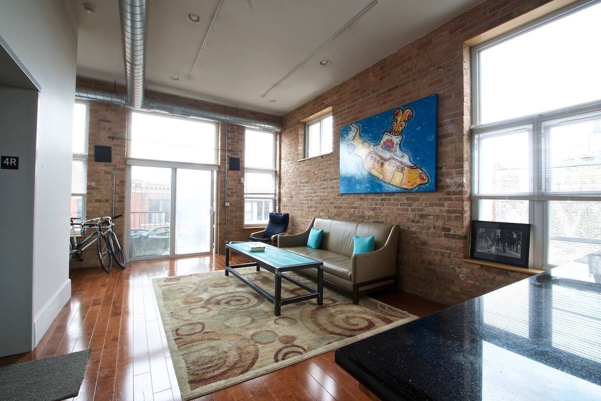 Historic Wicker Park Penthouse with Outdoor Decks gallery image 2