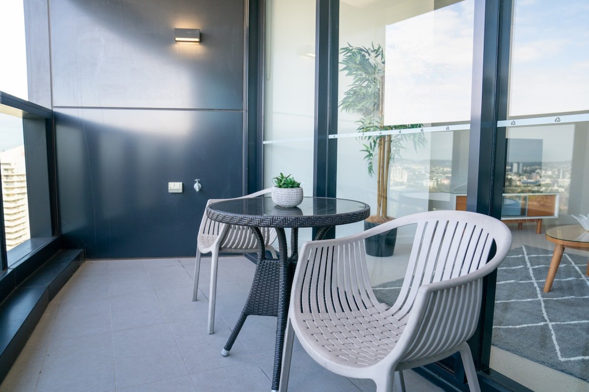 Lvl30 Garden, River views Balcony Pool Wifi Parkin gallery image 4