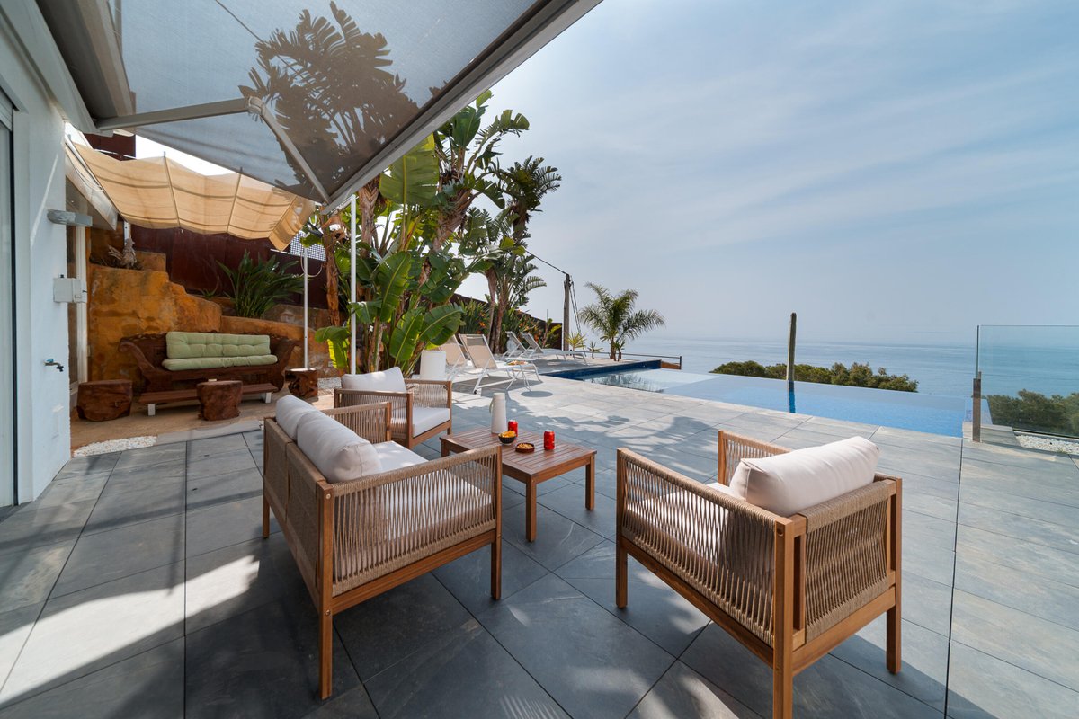 House with infinity pool and sea view (Cases del F