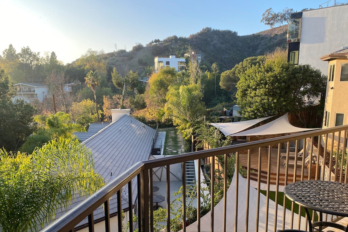 Luxury Villa W/ Spectacular Hollywood Hills View gallery image 5