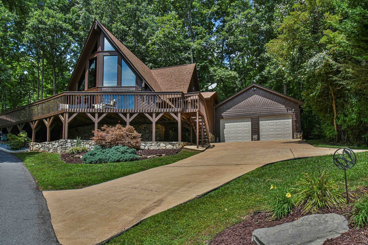 Chalet with Hot tub, Sauna, & Firepit gallery image 4