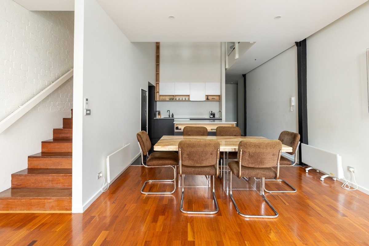 Warehouse in cool Collingwood. gallery image 3