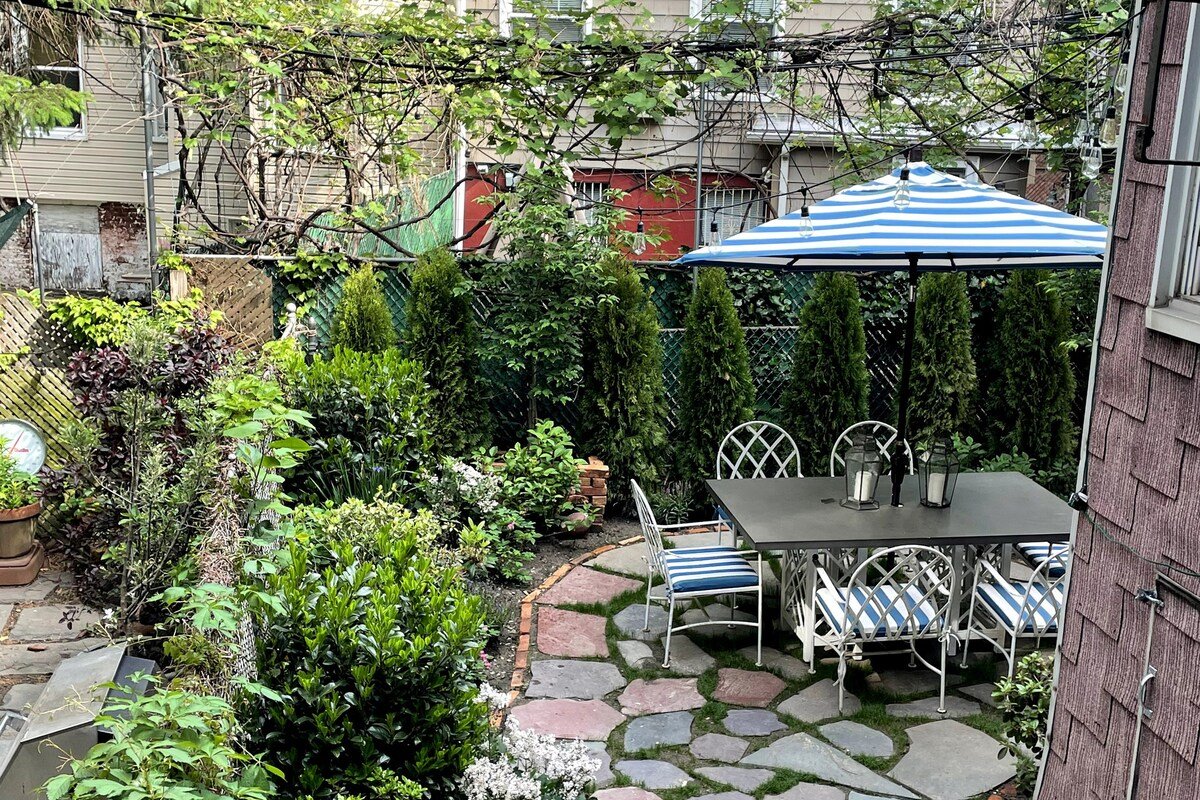 Townhouse with garden gallery image 2