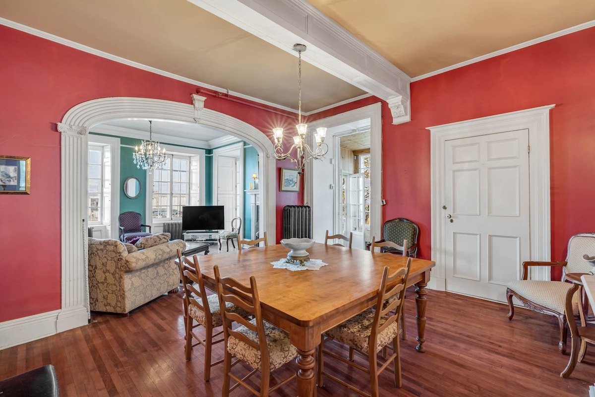 Georgian Home in Old Town (1500 sf) gallery image 4