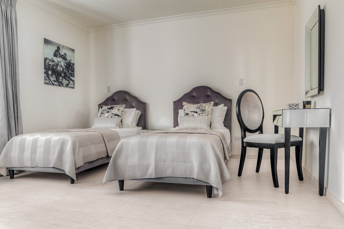 The One at The St. James gallery image 4