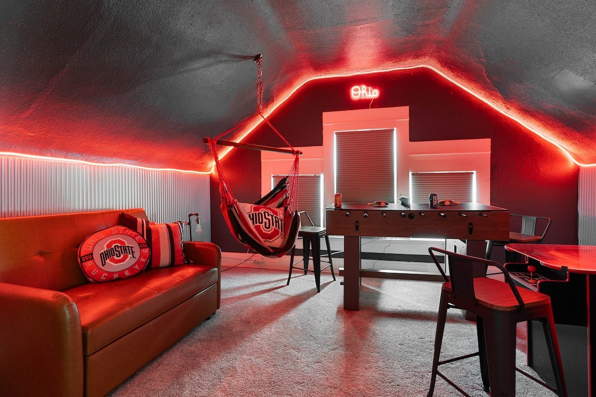 Buckeye Retreat • Sleeps 11 • Game Room • Parking gallery image 5