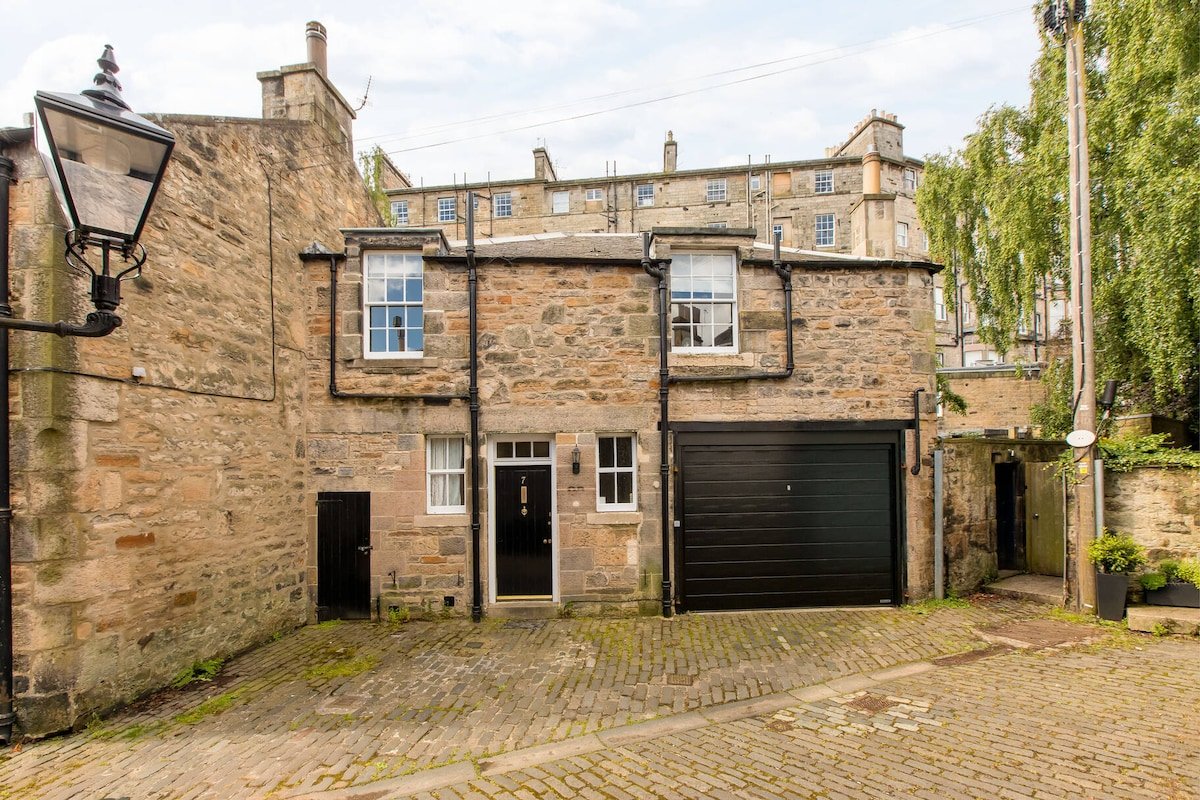 Beautiful mews house in central Edinburgh gallery image 3