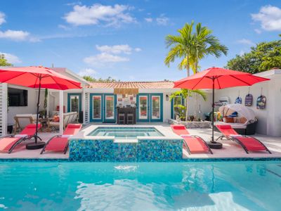 ~HUGE Pool, hot tub, 8 beds!~ 1 Mile from beach!