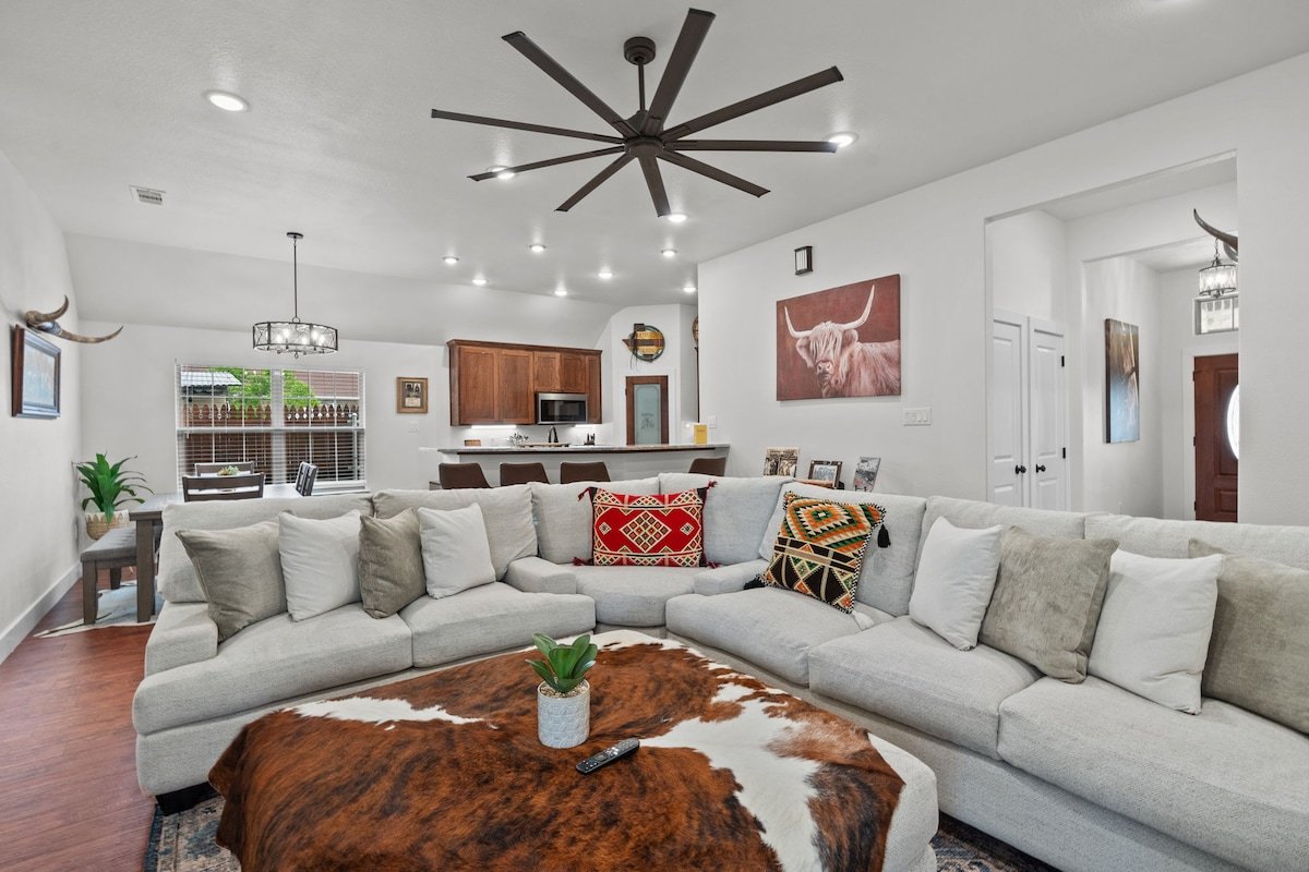 7 min to Stockyards: Spacious, Cozy & Stylish Home gallery image 3