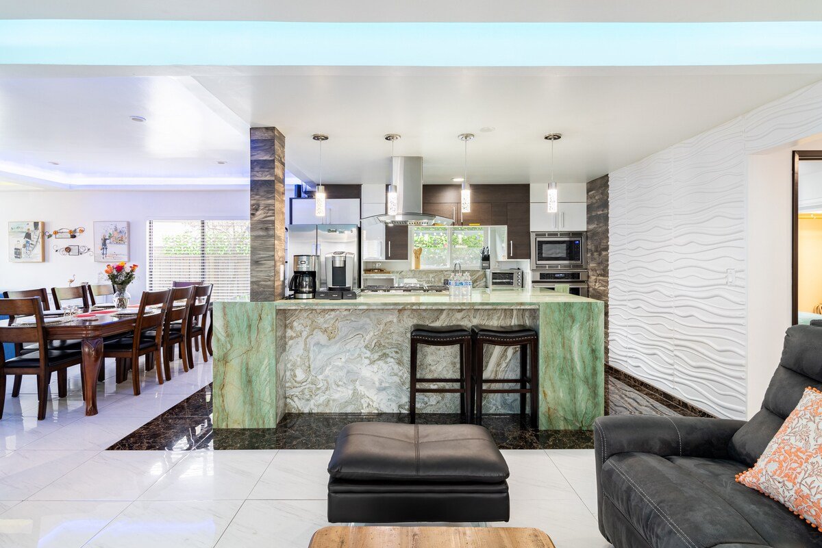 Fascinating 7bd/5ba home, Heart of Silicon Valley! gallery image 5